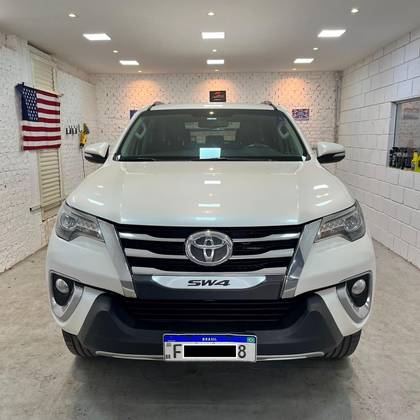 TOYOTA HILUX SW4 2.8 SRX 4X4 7 LUGARES 16V TURBO INTERCOOLER DIESEL 4P AUTOMÁTICO